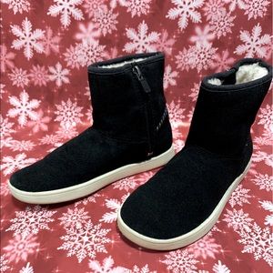 UGG pure girl’s short boots, black